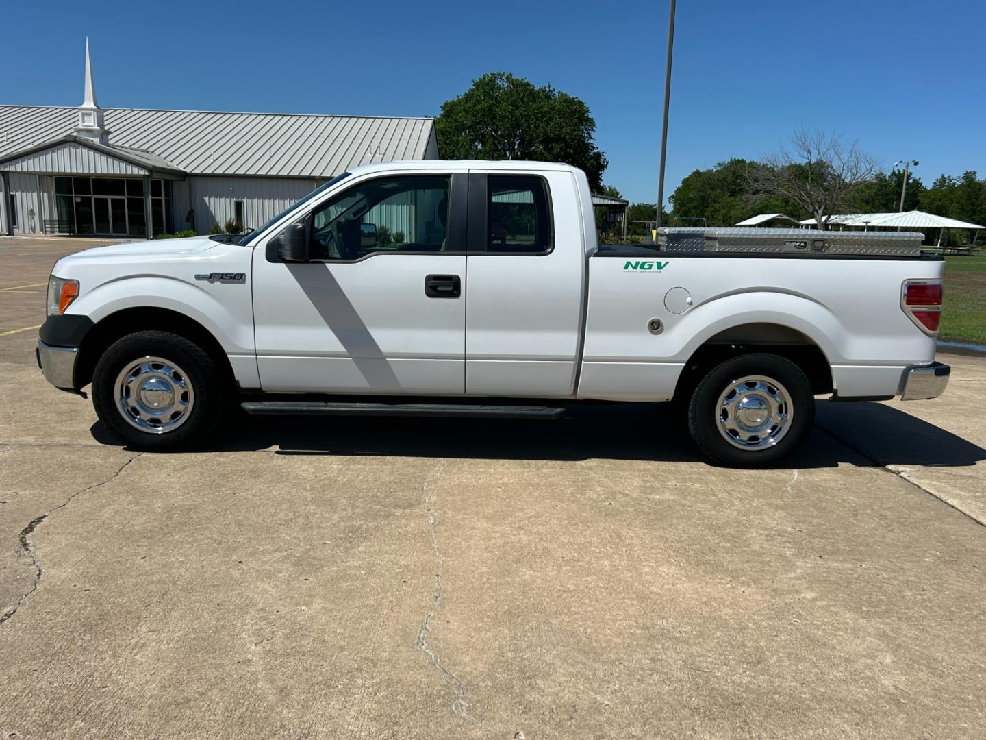 2014 White /Gray Ford F-150 XL SuperCab 6.5-ft. Bed 2WD (1FTEX1CM8EK) with an 3.7L V6 DOHC 24V engine, 6-Speed Automatic transmission, located at 17760 Hwy 62, Morris, OK, 74445, (918) 733-4887, 35.609104, -95.877060 - Photo#7